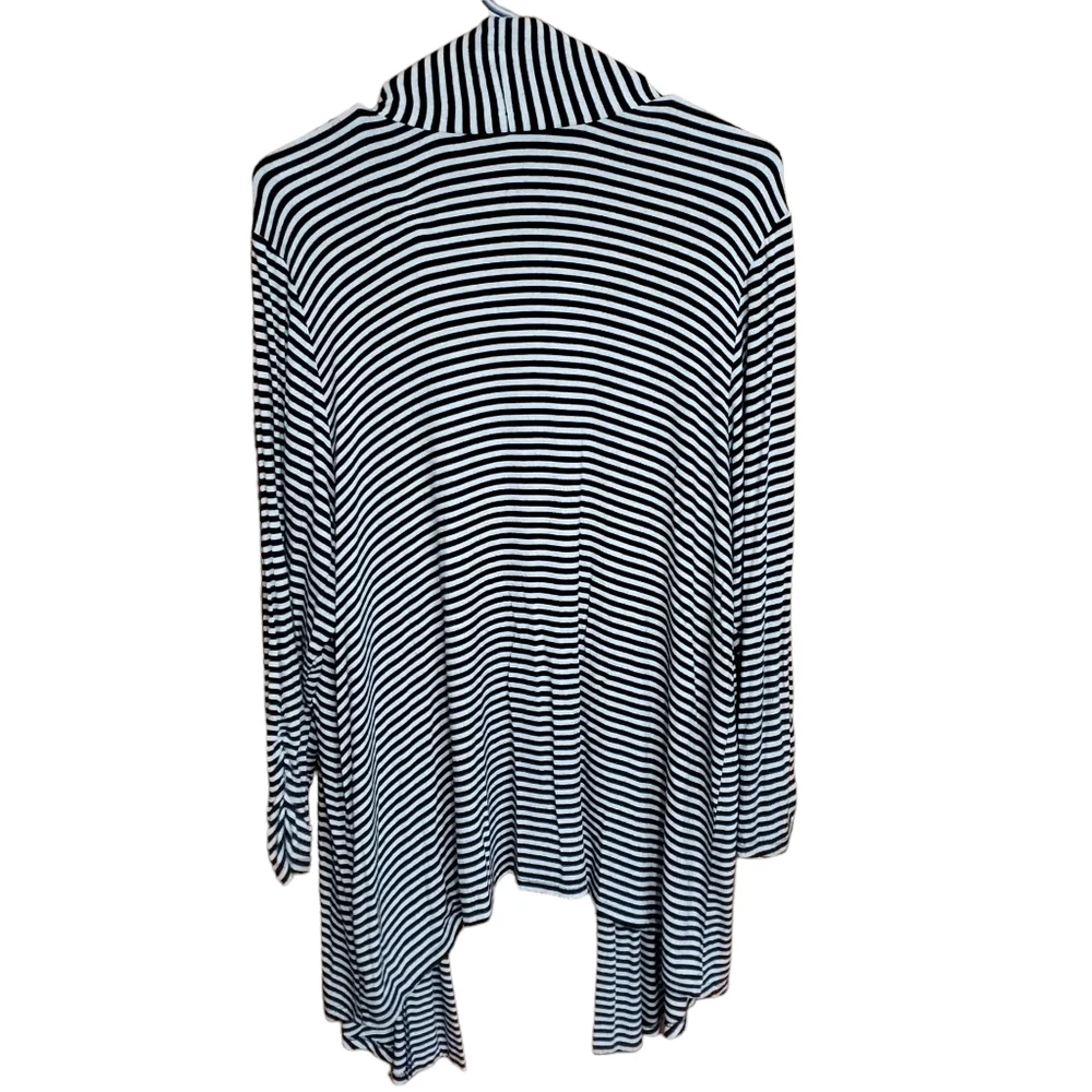 Torrid B&W rouched sleeve cardigan - Picture 3 of 14